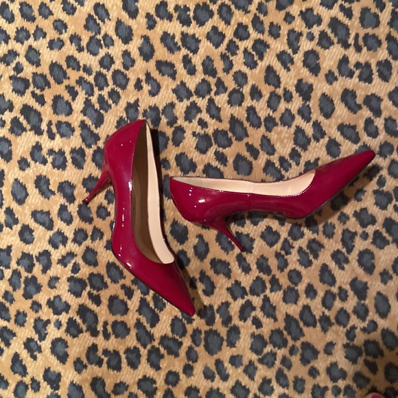Christian Louboutin red patent leather pumps. - Picture 2 of 5